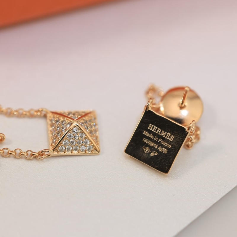 H**me5 earrings